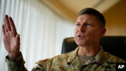 驻扎在夏威夷的美国陆军第25步兵师指挥官约瑟夫·瑞安少将(Maj. Gen. Joseph Ryan )在马尼拉接受美联社采访。(2023年2月8日)