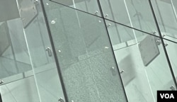 香港西九龙裁判法院大楼一幅玻璃幕墙怀疑被人射击破裂,满布裂痕 (美国之音/汤惠芸)