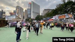 全香港最大型的维园年宵花市持续禁止售卖贺年饰物等”干货“,1月21日兔年除夕傍晚人流疏落,过年气氛大不如前。(美国之音 汤惠芸)