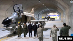 伊朗陆军参谋长兼武装部队参谋长穆罕默德·巴盖里参观伊朗第一个地下空军基地“鹰44” 。