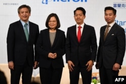 资料照:(从左至右)时任美在台协会处长梅健华、台湾总统蔡英文、时任台北美国商会章锦华和时任美国国务院亚太事务副助理国务卿黄之瀚在台北的一次宴会上合影。(2018年3月21日)