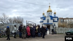 2022年4月6日,博罗江卡居民在教堂附近等候领取人道救援物资。(美国之音希瑟·默多克拍摄)