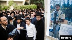 Ảnh nạn nhân Yoav Hattab, bị giết trong vụ tấn công một cửa hàng Do Thái ở Paris, trong đám tang tại Bnei Brak gần Tel Aviv, Israel, ngày 13/1/2015.