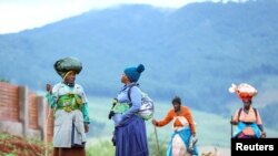 南非山区的农民们正在收工回家(2022年4月9日)