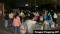 富士康在河南郑州的苹果代工厂工人因新冠病毒疫情逃出被封的厂区。（2022年10月29日）