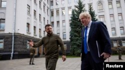 2022年4月9日,乌克兰总统泽连斯基在基辅会谈前欢迎英国首相约翰逊。