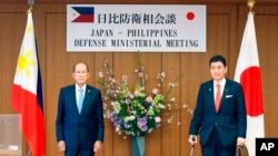日本防卫大臣岸信夫(右)(Nobuo Kishi)和菲律宾国防部长洛伦扎纳(Delfin Lorenzana).