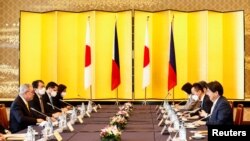 2022年4月9日,菲律宾外长洛钦和日本外相林芳正在日本东京的饭仓宾馆举行双边会谈。