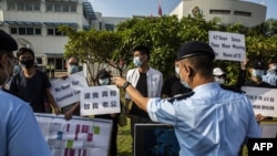 资料照片-被控偷渡的12港人的亲属在政府飞行服务队外抗议。（2020年10月8日）