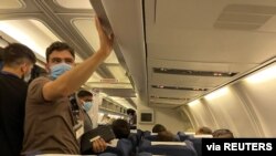 美国训练的飞行员和其他人员登上了一架飞机。一位飞行员乘客说,这架飞机将从乌兹别克斯坦的特尔梅兹市飞往阿拉伯联合酋长国。