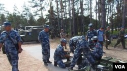 中国军队更多走出国门。今年夏季在俄罗斯梁赞州举行军事比赛活动时,俄军演习场中的中国军人(美国之音白桦)。