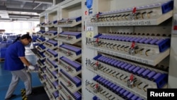 资料照:中国东莞一家工厂生产电动汽车的电池。(2017年9月20日)