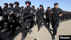 中国军人在新疆哈密参加反恐训练。(2017年7月8日)