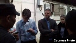 西方外交官被阻止探访北京维权人士倪玉兰(2016年4月23日,网络图片)