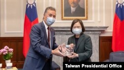 台湾蔡英文总统2021年11月26日上午在台湾总统府接见美国国会众议院退伍军人事务委员会主席高野(Mark Takano)率领的议员访问团。