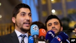 叙利亚反对派代表团一成会员在哈萨克斯坦首都对媒体讲话（20170123）