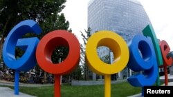 在谷歌公司的北京办公室外面,有谷歌的品牌标识(2018年8月8日)。