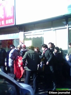 访民要求官员公开财产的横幅遭不明身份者抢夺 (网络图片)