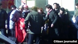 访民要求官员公开财产的横幅遭不明身份者抢夺 (网络图片)