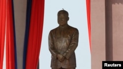 10月11日,在金边市中心举行了柬埔寨前国王诺罗敦•西哈努克的塑像揭幕仪式