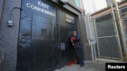 2015年12月29日新闻官山姆·罗宾逊在加利福尼亚圣昆丁州立监狱死囚犯劳房外敲门。