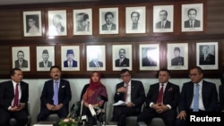 艾莎获释后在印尼大使馆出席记者会(路透社)