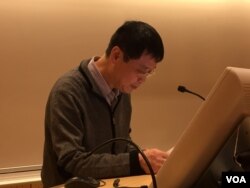 徐友渔在新学院“对学术自由的持续威胁”研讨会上发言(2016年11月,美国之音方冰拍摄)