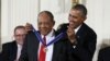 Presiden Barack Obama menganugerahkan "Presidential Medal of Freedom" kepada Willie Mays di Gedung Putih (24/11). 