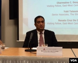 菲律宾德拉萨大学国际问题研究中心教授雷纳托·克鲁兹·德·卡斯特罗(Renato Cruz De Castro)在东西方中心华盛顿分部的一个研讨会上。