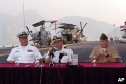 埃塞克斯号两栖攻击舰队指挥官马克 韦伯(中)