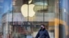 一名男子戴着口罩经过一家因新冠疫情暂时关闭的苹果店。(2020年2月4日)