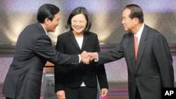 台湾总统参选人辩论前握手:马英九(左)蔡英文(中)和宋楚瑜