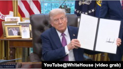 2025年9月5日,特朗普总统在白宫椭圆形办公室展示他签署的将国防部更名为战争部的行政令。