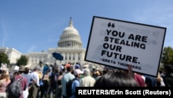 抗议者在美国国会大厦示威,要求华盛顿采取行动应对气候变化。(2019年9月20日)