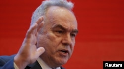 资料照:坎贝尔在北京举行的一个有关中国发展的论坛上讲话。 (2019年3月23日)