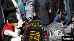 亲属为2021年5月8日喀布尔女校外爆炸事件遇害者默哀(路透社2021年5月9日)