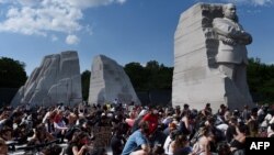 示威者聚集在马丁·路德·金纪念园,抗议乔治·弗洛伊德之死。(2020年6月4日)