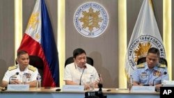 左起:菲律宾海军南中国海事务发言人罗伊·特立尼达(Roy Trinidad)、菲律宾国家安全委员会助理总干事乔纳森·马拉亚( Jonathan Malaya)和菲律宾海岸警卫队杰伊·塔里拉(Jay Tarriela)周二在马尼拉举行新闻发布会。(2025年1月14 日)