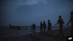 ስደተኛታት ካብ ጅቡቲ ናብ የመን ንምስጋር ናብ ጀልባ እንዳተጻዕኑ - ፋይል