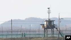 2022年1月2日，韩国陆军士兵在靠近朝鲜边境的坡州地区巡逻