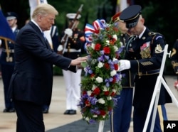 川普总统在无名战士墓敬献花圈。(2018年5月28日)