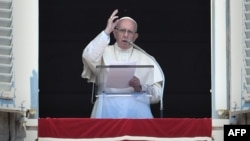 教宗方济各在圣彼得广场在三钟经之前对信徒发表讲话。(2018年8月19日)