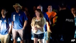 加州吉尔洛伊大蒜节发生枪击惨案后,警方护送民众离开现场。(2019年7月28日)