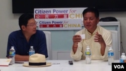 西藏流亡政府议会议长边巴次仁(右)在华盛顿与华人学生学者面对面交流(2015年7月24日 美国之音莫雨拍摄)