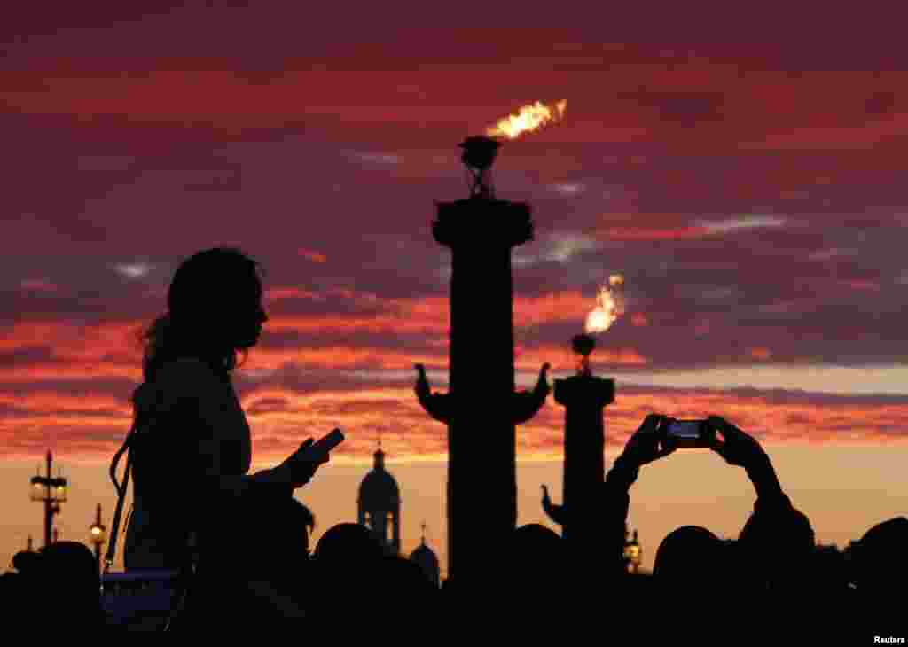在俄罗斯圣彼得堡的红帆节,人们等待放烟花(6月23日)。红帆节是一年一度的庆祝中学生毕业的节日,让中学毕业生告别少年,在黎明来临之际迎接人生新阶段。