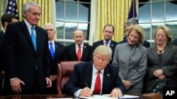 川普签署新法律对抗毒品输入(美联社)