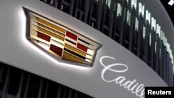 美国密歇根州底特律市举行的北美国际汽车展上展示的凯迪拉克汽车标徽 (2018年1月16日)