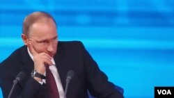 北京期盼普京访华。普京在2013年12月的新闻会上。(美国之音白桦拍摄)
