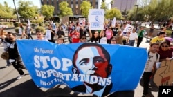 大约250人游行到移民局,要求停止遣返在美国亚利桑那州凤凰城的非法移民(资料图)