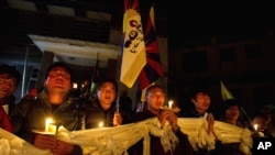 流亡藏人在达兰萨拉举行烛光守夜,以示与自焚藏人同心一致